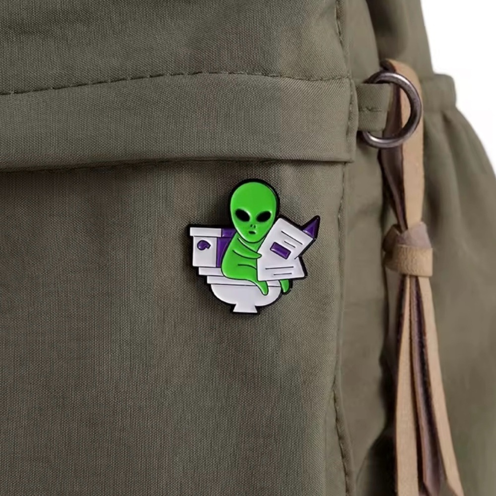 Green Alien Enamel Pin Weirdcore Alien Brooch – Funny Sci-Fi Geek jewelry - Picture 8 of 8